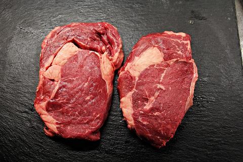 Two pieces of raw meat. The Thai for "two pieces of raw meat" is "เนื้อดิบสองชิ้น". Two pieces of raw meat. The Thai for "two pieces of raw meat" is "เนื้อดิบสองชิ้น".