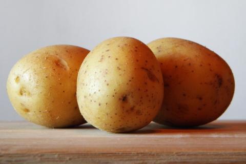 Three potatoes. The Thai for "three potatoes" is "มันฝรั่งสามหัว". Three potatoes. The Thai for "three potatoes" is "มันฝรั่งสามหัว".
