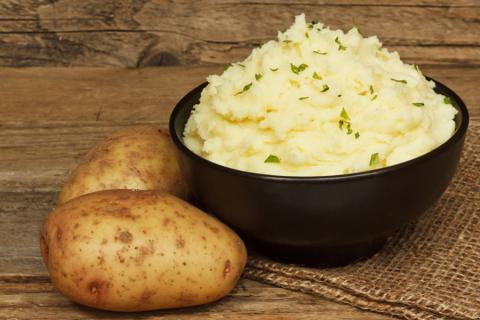 A bowl of mashed potatoes and two potatoes. The Thai for "a bowl of mashed potatoes and two potatoes" is "มันบดหนึ่งชามและมันฝรั่งสองหัว". A bowl of mashed potatoes and two potatoes. The Thai for "a bowl of mashed potatoes and two potatoes" is "มันบดหนึ่งชามและมันฝรั่งสองหัว".