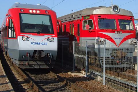 Two trains. The Thai for "two trains" is "รถไฟสองขบวน". Two trains. The Thai for "two trains" is "รถไฟสองขบวน".
