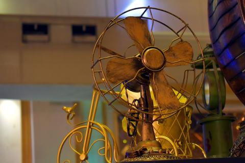 A vintage fan. The Thai for "a vintage fan" is "พัดลมโบราณ". A vintage fan. The Thai for "a vintage fan" is "พัดลมโบราณ".