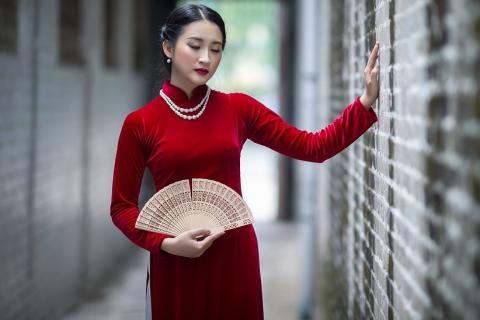 A woman in a red dress with a fan. The Thai for "a woman in a red dress with a fan" is "ผู้หญิงชุดแดงและพัด". A woman in a red dress with a fan. The Thai for "a woman in a red dress with a fan" is "ผู้หญิงชุดแดงและพัด".