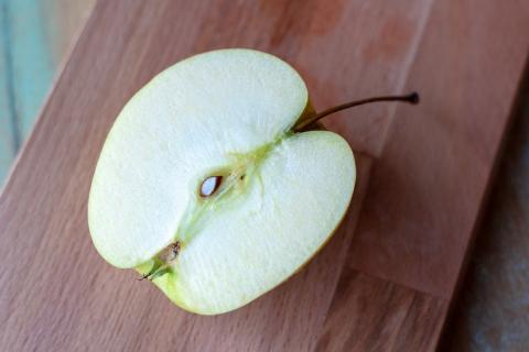 Half an apple. The Thai for "half an apple" is "แอปเปิ้ลครึ่งลูก". Half an apple. The Thai for "half an apple" is "แอปเปิ้ลครึ่งลูก".