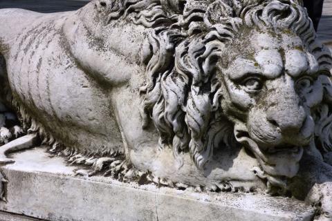 A lion statue. The Thai for "a lion statue" is "รูปปั้นสิงโต". A lion statue. The Thai for "a lion statue" is "รูปปั้นสิงโต".