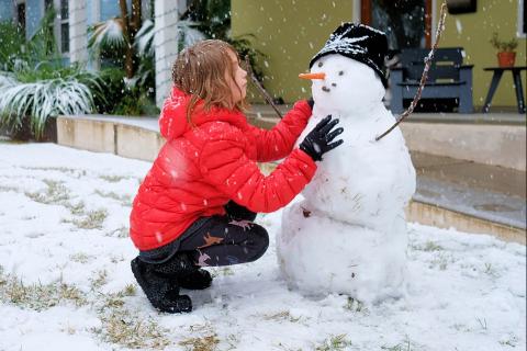 A girl and a snowman. The Thai for "a girl and a snowman" is "เด็กผู้หญิงและตุ๊กตาหิมะ". A girl and a snowman. The Thai for "a girl and a snowman" is "เด็กผู้หญิงและตุ๊กตาหิมะ".