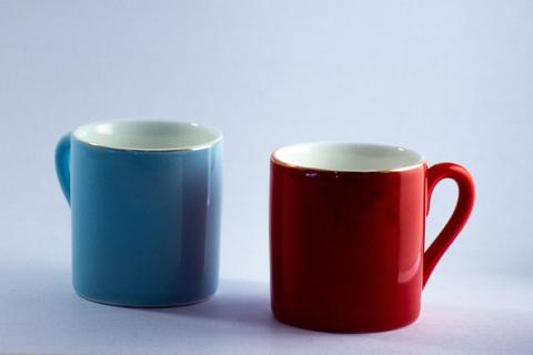 A red cup and a blue cup. The Thai for "a red cup and a blue cup" is "ถ้วยสีแดงและถ้วยสีน้ำเงิน". A red cup and a blue cup. The Thai for "a red cup and a blue cup" is "ถ้วยสีแดงและถ้วยสีน้ำเงิน".