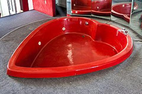 A heart shaped bathtub. The Thai for "a heart shaped bathtub" is "อ่างอาบน้ำรูปหัวใจ". A heart shaped bathtub. The Thai for "a heart shaped bathtub" is "อ่างอาบน้ำรูปหัวใจ".