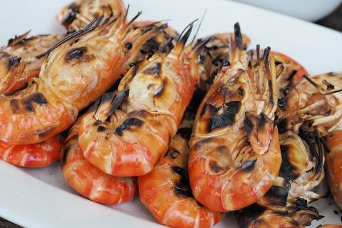 A plate of grilled shrimps. The Thai for "a plate of grilled shrimps" is "กุ้งเผาหนึ่งจาน". A plate of grilled shrimps. The Thai for "a plate of grilled shrimps" is "กุ้งเผาหนึ่งจาน".