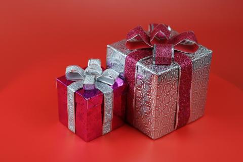 A small gift box and a big gift box. The Thai for "a small gift box and a big gift box" is "ของขวัญกล่องเล็กและของขวัญกล่องใหญ่". A small gift box and a big gift box. The Thai for "a small gift box and a big gift box" is "ของขวัญกล่องเล็กและของขวัญกล่องใหญ่".