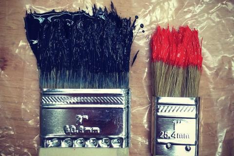 A small paintbrush and a big paintbrush. The Thai for "a small paintbrush and a big paintbrush" is "แปรงทาสีเล็กและแปรงทาสีใหญ่". A small paintbrush and a big paintbrush. The Thai for "a small paintbrush and a big paintbrush" is "แปรงทาสีเล็กและแปรงทาสีใหญ่".