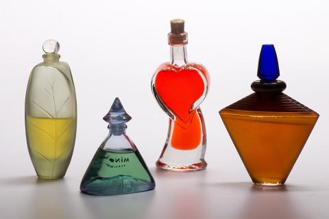 Four bottles of perfume. The Thai for "four bottles of perfume" is "น้ำหอมสี่ขวด". Four bottles of perfume. The Thai for "four bottles of perfume" is "น้ำหอมสี่ขวด".