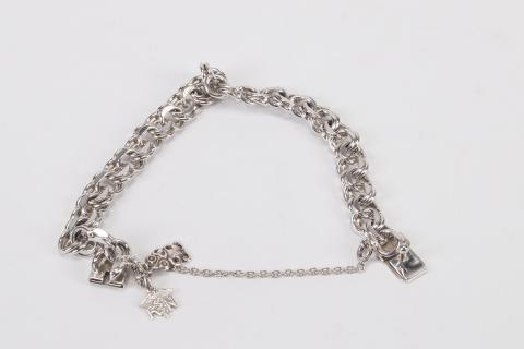 A silver bracelet. The Thai for "a silver bracelet" is "สร้อยข้อมือเงิน". A silver bracelet. The Thai for "a silver bracelet" is "สร้อยข้อมือเงิน".