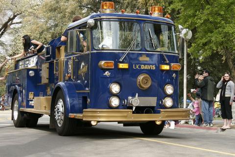 A blue fire engine. The Thai for "a blue fire engine" is "รถดับเพลิงสีน้ำเงิน". A blue fire engine. The Thai for "a blue fire engine" is "รถดับเพลิงสีน้ำเงิน".