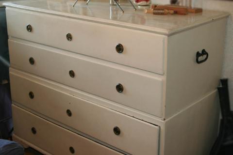 A white chest of drawers. The Thai for "a white chest of drawers" is "ตู้ลิ้นชักสีขาว". A white chest of drawers. The Thai for "a white chest of drawers" is "ตู้ลิ้นชักสีขาว".