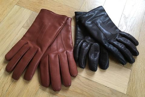 A pair of brown leather gloves and a pair of black leather gloves. The Thai for "a pair of brown leather gloves and a pair of black leather gloves" is "ถุงมือหนังสีน้ำตาลและถุงมือหนังสีดำ". A pair of brown leather gloves and a pair of black leather gloves. The Thai for "a pair of brown leather gloves and a pair of black leather gloves" is "ถุงมือหนังสีน้ำตาลและถุงมือหนังสีดำ".