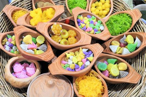 Thai desserts. The Thai for "Thai desserts" is "ขนมไทย". Thai desserts. The Thai for "Thai desserts" is "ขนมไทย".