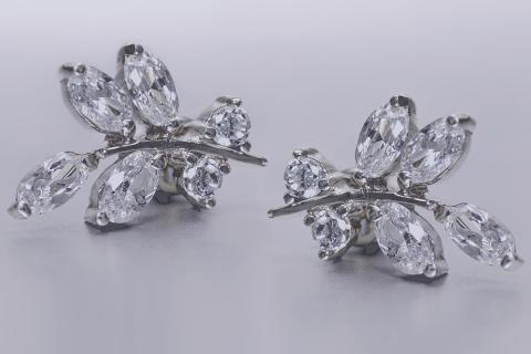A pair of diamond earrings. The Thai for "a pair of diamond earrings" is "ตุ้มหูเพชรหนึ่งคู่". A pair of diamond earrings. The Thai for "a pair of diamond earrings" is "ตุ้มหูเพชรหนึ่งคู่".