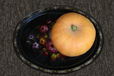 A pumpkin on a tray. The Thai for "a pumpkin on a tray" is "ฟักทองบนถาด". A pumpkin on a tray. The Thai for "a pumpkin on a tray" is "ฟักทองบนถาด".
