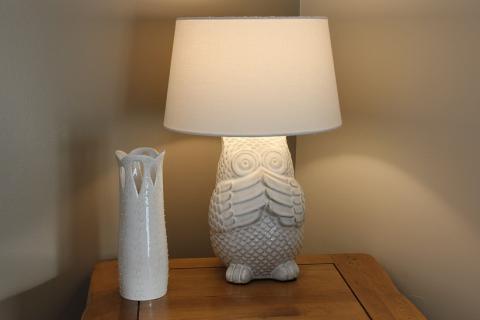 A white lamp and a white vase on the wooden table. The Thai for "a white lamp and a white vase on the wooden table" is "โคมไฟสีขาวและแจกันสีขาวบนโต๊ะไม้". A white lamp and a white vase on the wooden table. The Thai for "a white lamp and a white vase on the wooden table" is "โคมไฟสีขาวและแจกันสีขาวบนโต๊ะไม้".