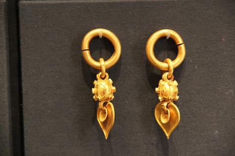 A pair of gold earrings. The Thai for "a pair of gold earrings" is "ตุ้มหูทองหนึ่งคู่". A pair of gold earrings. The Thai for "a pair of gold earrings" is "ตุ้มหูทองหนึ่งคู่".
