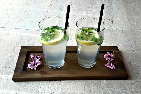 Two glasses of lemonade on a wooden tray. The Thai for "two glasses of lemonade on a wooden tray" is "น้ำมะนาวสองแก้วบนถาดไม้". Two glasses of lemonade on a wooden tray. The Thai for "two glasses of lemonade on a wooden tray" is "น้ำมะนาวสองแก้วบนถาดไม้".