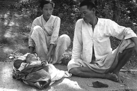 A refugee family. The Thai for "a refugee family" is "ครอบครัวผู้ลี้ภัย". A refugee family. The Thai for "a refugee family" is "ครอบครัวผู้ลี้ภัย".