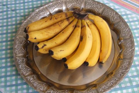 A bunch of bananas on a tray. The Thai for "a bunch of bananas on a tray" is "กล้วยหนึ่งหวีบนถาด". A bunch of bananas on a tray. The Thai for "a bunch of bananas on a tray" is "กล้วยหนึ่งหวีบนถาด".