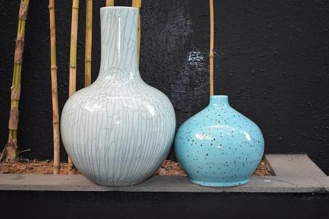 A small vase and a big vase. The Thai for "a small vase and a big vase" is "แจกันเล็กและแจกันใหญ่". A small vase and a big vase. The Thai for "a small vase and a big vase" is "แจกันเล็กและแจกันใหญ่".