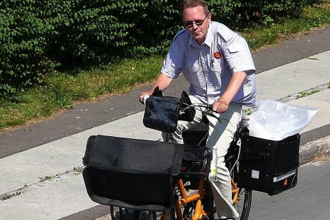 A postman on a bicycle. The Thai for "a postman on a bicycle" is "บุรุษไปรษณีย์บนรถจักรยาน". A postman on a bicycle. The Thai for "a postman on a bicycle" is "บุรุษไปรษณีย์บนรถจักรยาน".