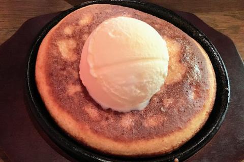 A scoop of ice cream and a pancake. The Thai for "a scoop of ice cream and a pancake" is "ไอศกรีมและแพนเค็ก". A scoop of ice cream and a pancake. The Thai for "a scoop of ice cream and a pancake" is "ไอศกรีมและแพนเค็ก".