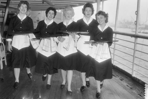 Five waitresses. The Thai for "five waitresses" is "พนักงานเสิร์ฟห้าคน". Five waitresses. The Thai for "five waitresses" is "พนักงานเสิร์ฟห้าคน".