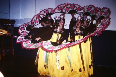 A performance of a Korean fan dance. The Thai for "a performance of a Korean fan dance" is "การแสดงรำพัดเกาหลี". A performance of a Korean fan dance. The Thai for "a performance of a Korean fan dance" is "การแสดงรำพัดเกาหลี".