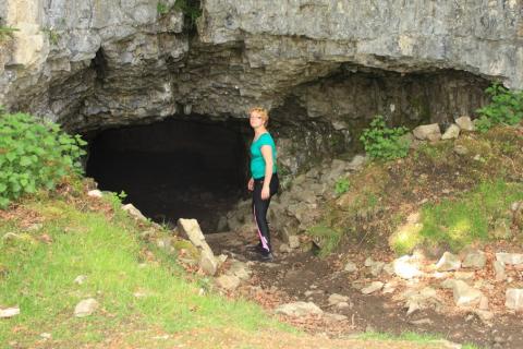 A woman at the entrance to a cave. The Thai for "a woman at the entrance to a cave" is "ผู้หญิงที่ปากถ้ำ". A woman at the entrance to a cave. The Thai for "a woman at the entrance to a cave" is "ผู้หญิงที่ปากถ้ำ".