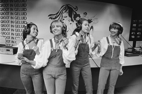 Four women in dungarees. The Thai for "four women in dungarees" is "ผู้หญิงสี่คนในชุดเอี๊ยม". Four women in dungarees. The Thai for "four women in dungarees" is "ผู้หญิงสี่คนในชุดเอี๊ยม".