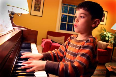 A boy is playing the piano.. The Thai for "A boy is playing the piano." is "เด็กผู้ชายเล่นเปียโน". A boy is playing the piano.. The Thai for "A boy is playing the piano." is "เด็กผู้ชายเล่นเปียโน".