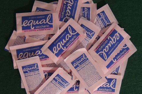 Sweetener. The Thai for "sweetener" is "น้ำตาลเทียม".