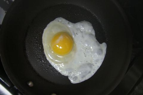 A fried egg in a frying pan. The Thai for "a fried egg in a frying pan" is "ไข่ดาวในกระทะ". A fried egg in a frying pan. The Thai for "a fried egg in a frying pan" is "ไข่ดาวในกระทะ".