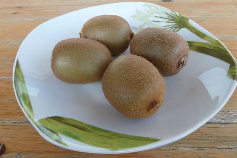 Four kiwis on a plate. The Thai for "four kiwis on a plate" is "กีวีสี่ลูกบนจาน". Four kiwis on a plate. The Thai for "four kiwis on a plate" is "กีวีสี่ลูกบนจาน".