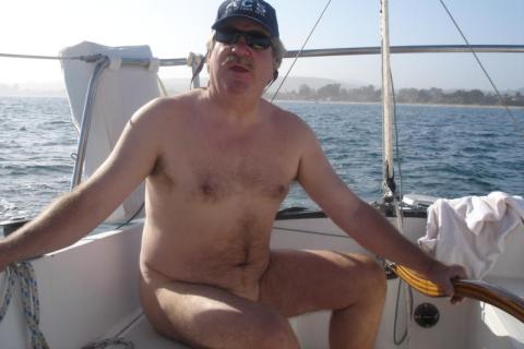 A nude man on a boat. The Thai for "a nude man on a boat" is "ผู้ชายเปลือยบนเรือ".