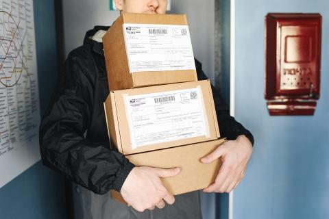 A delivery man and three parcels. The Thai for "a delivery man and three parcels" is "คนส่งของและพัสดุสามกล่อง". A delivery man and three parcels. The Thai for "a delivery man and three parcels" is "คนส่งของและพัสดุสามกล่อง".