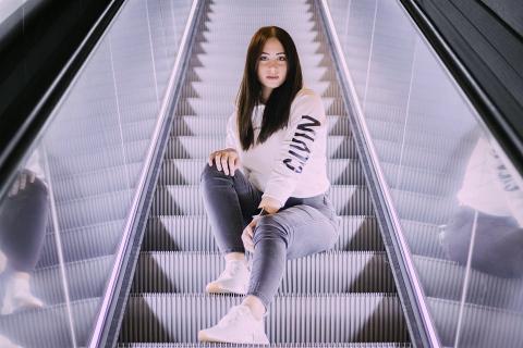 A woman is sitting on the escalator.. The Thai for "A woman is sitting on the escalator." is "ผู้หญิงนั่งบนบันไดเลื่อน". A woman is sitting on the escalator.. The Thai for "A woman is sitting on the escalator." is "ผู้หญิงนั่งบนบันไดเลื่อน".