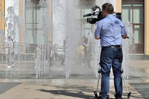 A photographer at a fountain. The Thai for "a photographer at a fountain" is "ช่างภาพที่น้ำพุ". A photographer at a fountain. The Thai for "a photographer at a fountain" is "ช่างภาพที่น้ำพุ".