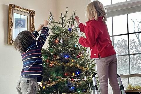 Two kids are decorating a Christmas tree. The Thai for "two kids are decorating a Christmas tree" is "เด็กสองคนแต่งต้นคริสต์มาส". Two kids are decorating a Christmas tree. The Thai for "two kids are decorating a Christmas tree" is "เด็กสองคนแต่งต้นคริสต์มาส".