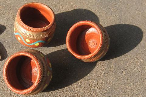 Three clay pots. The Thai for "three clay pots" is "หม้อดินเผาสามใบ". Three clay pots. The Thai for "three clay pots" is "หม้อดินเผาสามใบ".