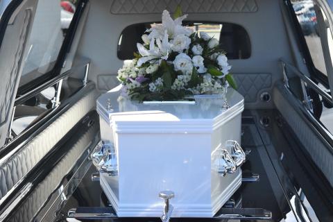 A white bouquet on a white coffin. The Thai for "a white bouquet on a white coffin" is "ช่อดอกไม้สีขาวบนโลงศพสีขาว". A white bouquet on a white coffin. The Thai for "a white bouquet on a white coffin" is "ช่อดอกไม้สีขาวบนโลงศพสีขาว".