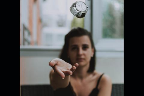 A woman throwing a watch. The Thai for "a woman throwing a watch" is "ผู้หญิงโยนนาฬิกา". A woman throwing a watch. The Thai for "a woman throwing a watch" is "ผู้หญิงโยนนาฬิกา".
