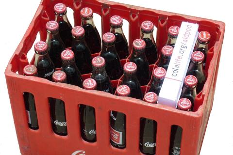 Twenty-four bottles of Coke in a red crate. The Thai for "twenty-four bottles of Coke in a red crate" is "โค้กยี่สิบสี่ขวดในลังสีแดง". Twenty-four bottles of Coke in a red crate. The Thai for "twenty-four bottles of Coke in a red crate" is "โค้กยี่สิบสี่ขวดในลังสีแดง".