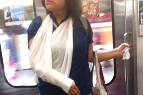 Her right arm is in a cast. The Thai for "her right arm is in a cast" is "แขนขวาของเธออยู่ในเฝือก". Her right arm is in a cast. The Thai for "her right arm is in a cast" is "แขนขวาของเธออยู่ในเฝือก".