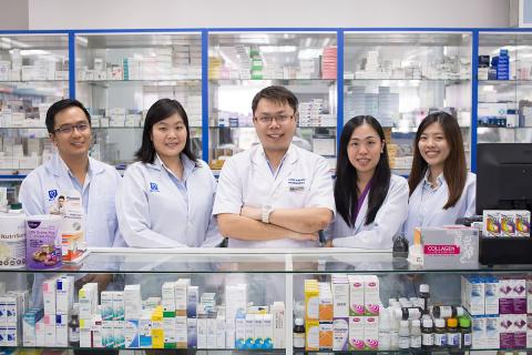 Five pharmacists. The Thai for "five pharmacists" is "เภสัชกรห้าคน". Five pharmacists. The Thai for "five pharmacists" is "เภสัชกรห้าคน".