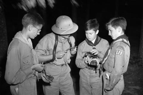 Boy scouts. The Thai for "boy scouts" is "ลูกเสือ". Boy scouts. The Thai for "boy scouts" is "ลูกเสือ".